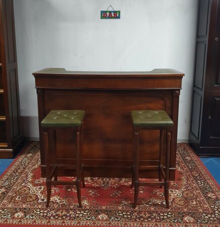 Engelse Chesterfield mahonie bar met barkrukken