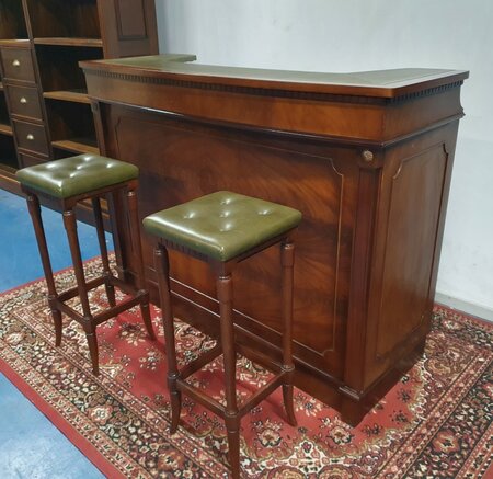 Engelse Chesterfield mahonie bar met barkrukken