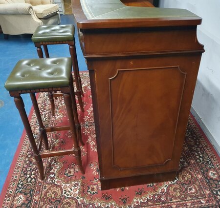Engelse Chesterfield mahonie bar met barkrukken