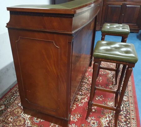 Engelse Chesterfield mahonie bar met barkrukken