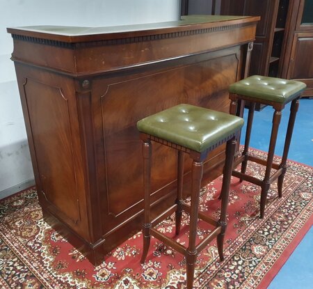 Engelse Chesterfield mahonie bar met barkrukken