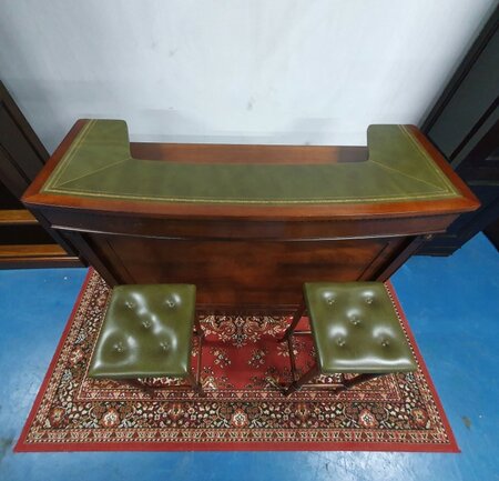 Engelse Chesterfield mahonie bar met barkrukken