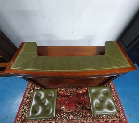 Engelse Chesterfield mahonie bar met barkrukken