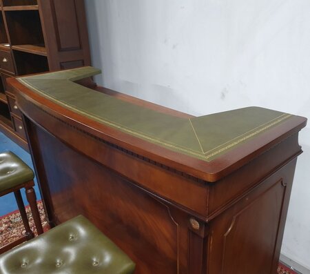 Engelse Chesterfield mahonie bar met barkrukken