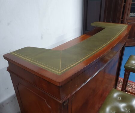 Engelse Chesterfield mahonie bar met barkrukken
