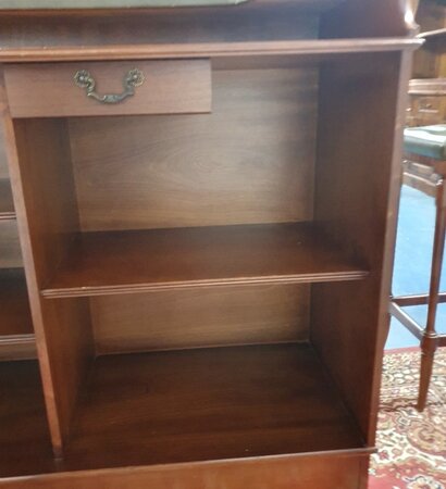 Engelse Chesterfield mahonie bar met barkrukken