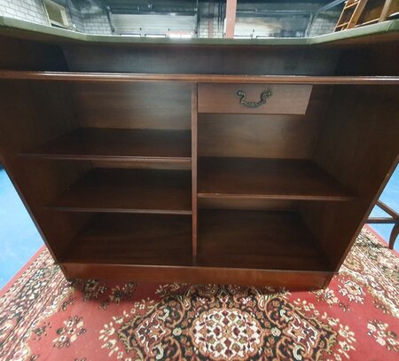 Engelse Chesterfield mahonie bar met barkrukken
