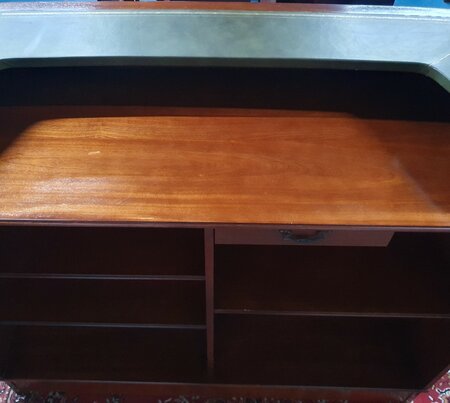Engelse Chesterfield mahonie bar met barkrukken