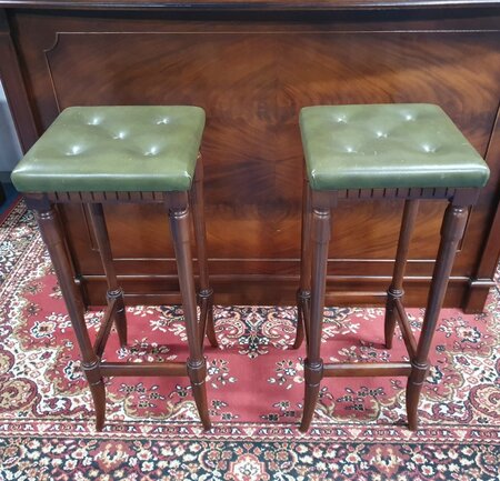 Engelse Chesterfield mahonie bar met barkrukken