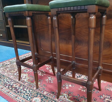 Engelse Chesterfield mahonie bar met barkrukken