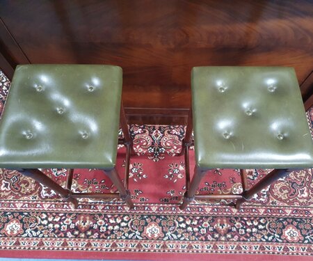 Engelse Chesterfield mahonie bar met barkrukken