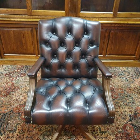 Antieke Chesterfield Gainsborough bureaustoel Oxblood