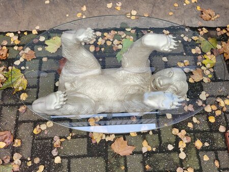 Unieke glazen tafel met bronzen beer