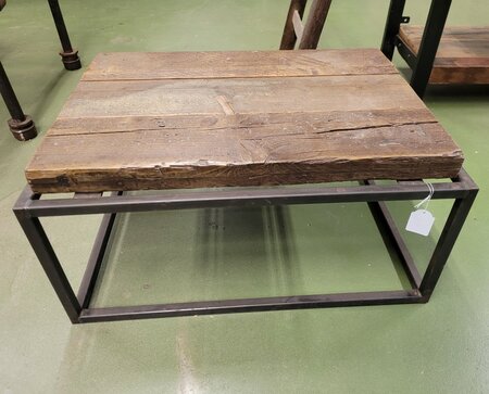 Robuuste salontafel van meerpaal hout