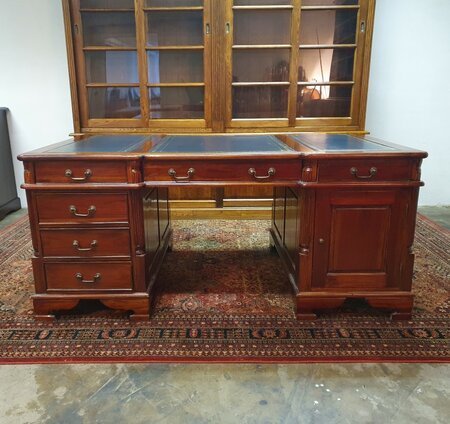 Antiek Chesterfield partnerdesk bureau