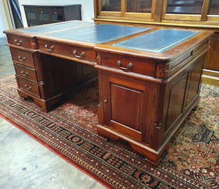 Antiek Chesterfield partnerdesk bureau
