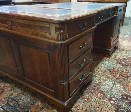 Antiek Chesterfield partnerdesk bureau