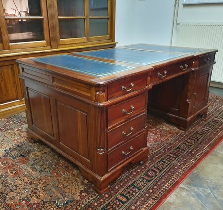 Antiek Chesterfield partnerdesk bureau