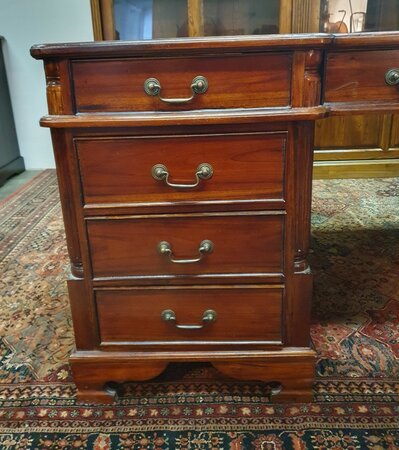 Antiek Chesterfield partnerdesk bureau