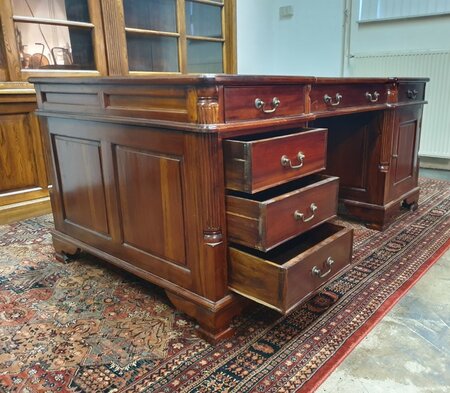 Antiek Chesterfield partnerdesk bureau