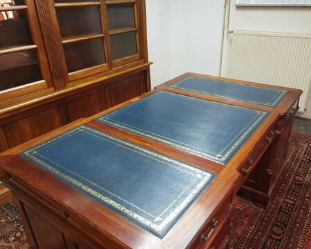 Antiek Chesterfield partnerdesk bureau