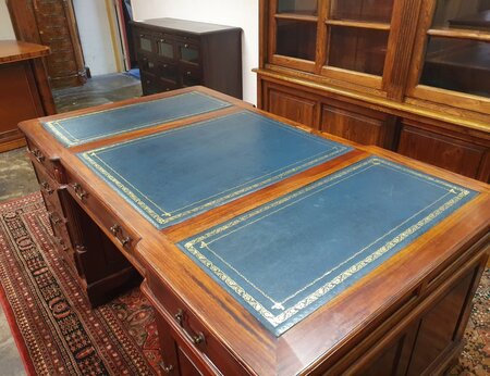 Antiek Chesterfield partnerdesk bureau