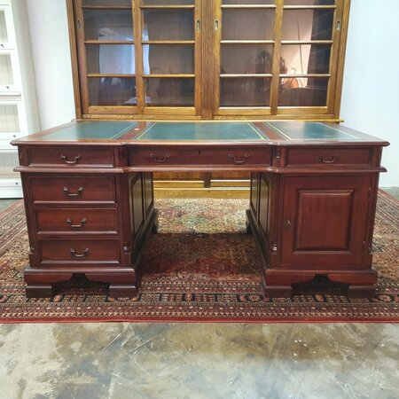 Klassiek Chesterfield mahonie dubbel bureau