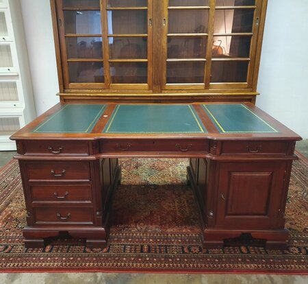 Klassiek Chesterfield mahonie dubbel bureau