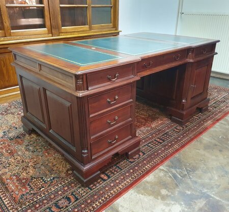 Klassiek Chesterfield mahonie dubbel bureau
