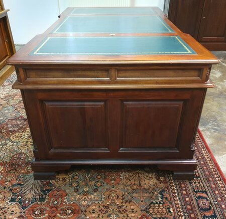 Klassiek Chesterfield mahonie dubbel bureau