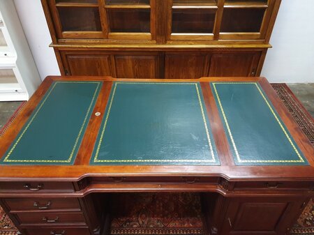 Klassiek Chesterfield mahonie dubbel bureau
