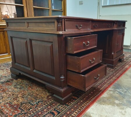 Klassiek Chesterfield mahonie dubbel bureau