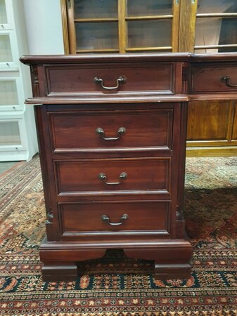 Klassiek Chesterfield mahonie dubbel bureau