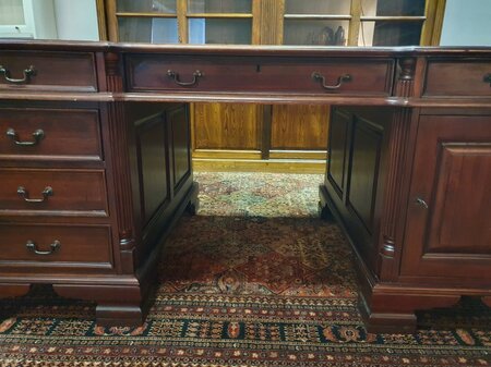 Klassiek Chesterfield mahonie dubbel bureau