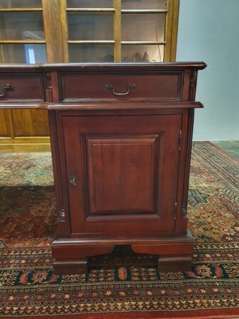 Klassiek Chesterfield mahonie dubbel bureau