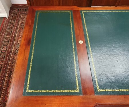 Klassiek Chesterfield mahonie dubbel bureau