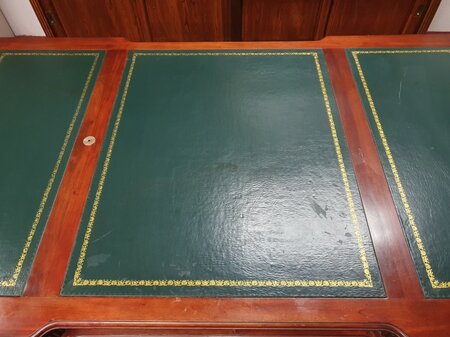 Klassiek Chesterfield mahonie dubbel bureau