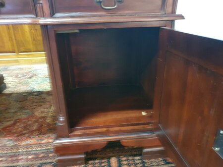 Klassiek Chesterfield mahonie dubbel bureau