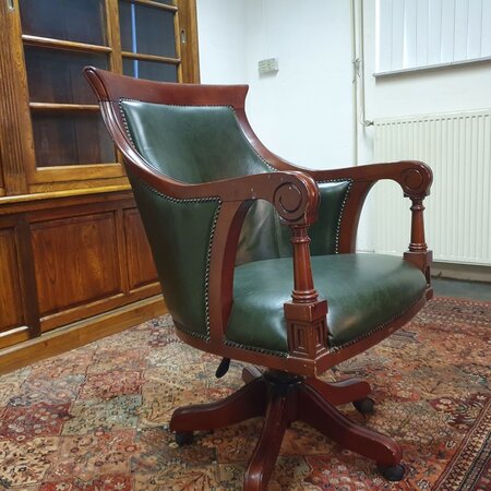 Engelse Chesterfield bureaustoel