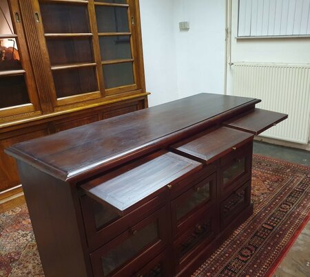 Klassiek mahonie dressoir