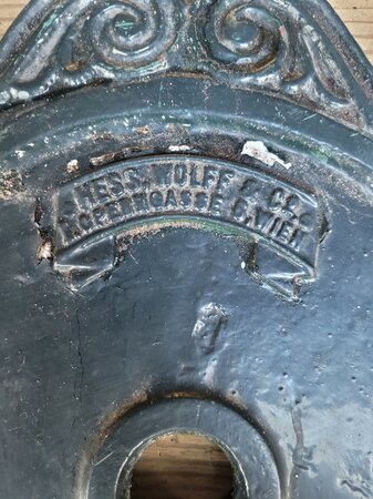 Antieke gietijzeren wandfontein
