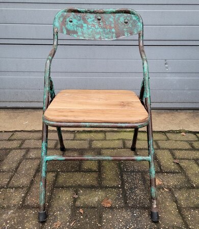 Metalen klapstoel met patina