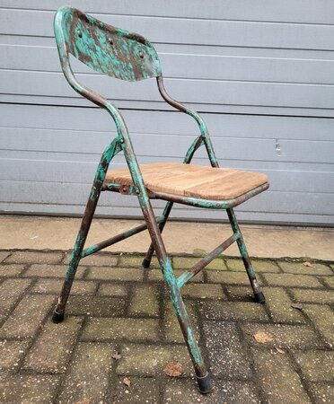 Metalen klapstoel met patina