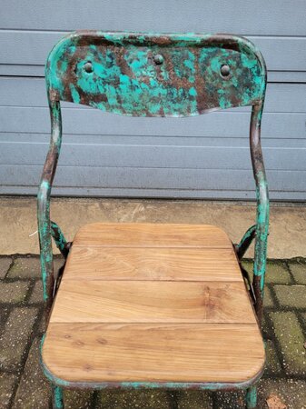 Metalen klapstoel met patina