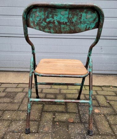 Metalen klapstoel met patina