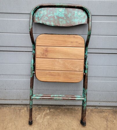 Metalen klapstoel met patina