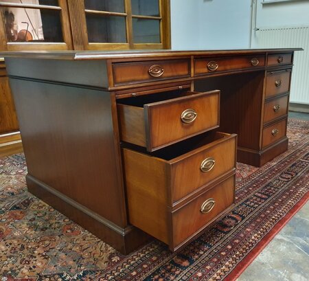 Klassiek Heldense mahonie bureau met lederen blad