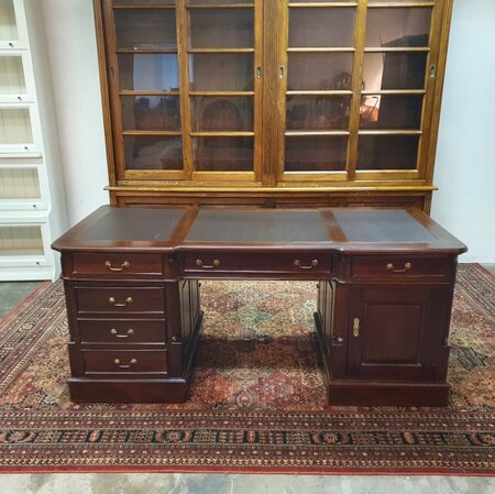 Engels mahonie bureau met lederen blad