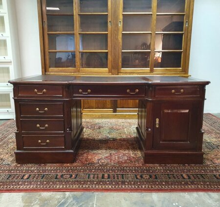 Engels mahonie bureau met lederen blad