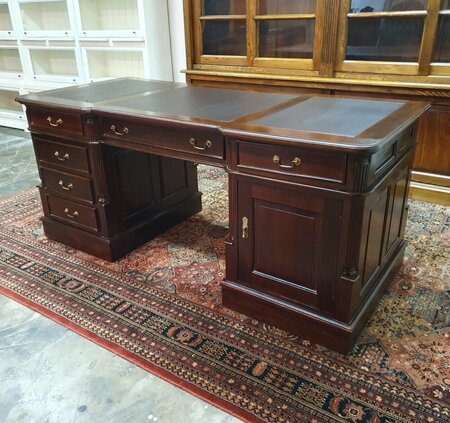 Engels mahonie bureau met lederen blad